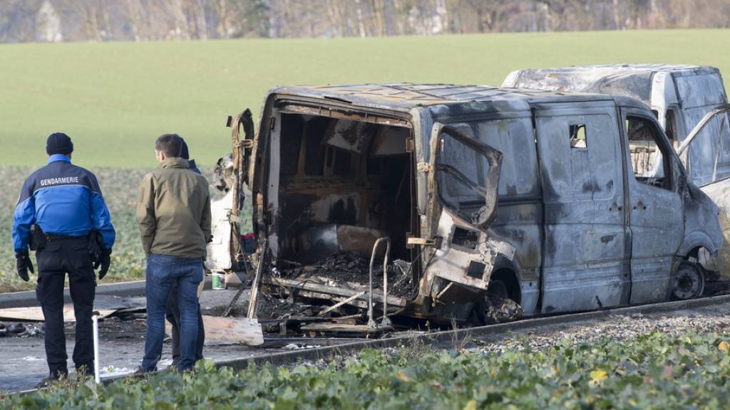 Ausgebrannte Fahrzeuge nach dem Überfall auf einen Geldtransport in Daillens VD im Dezember 2019. (Archivbild)