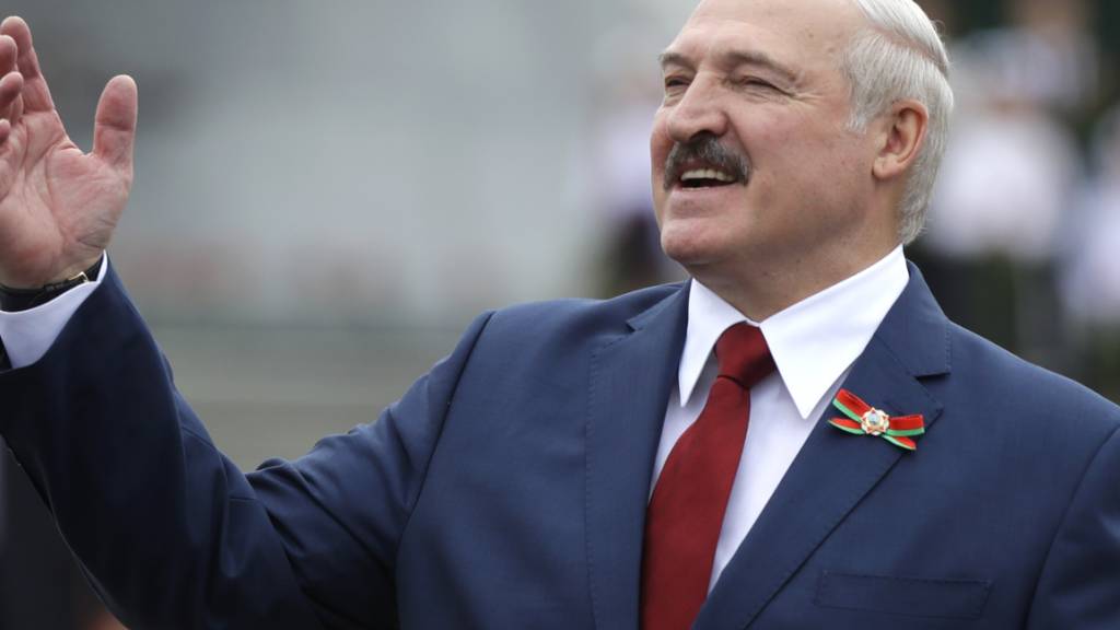 ARCHIV - Alexander Lukaschenko, Präsident von Belarus, gestikuliert während der Feierlichkeiten zum Unabhängigkeitstag. (zu dpa: ««Hausfrau» gegen «Europas letzten Diktator» - Belarus hat die Wahl ») Foto: Sergei Grits/AP/dpa