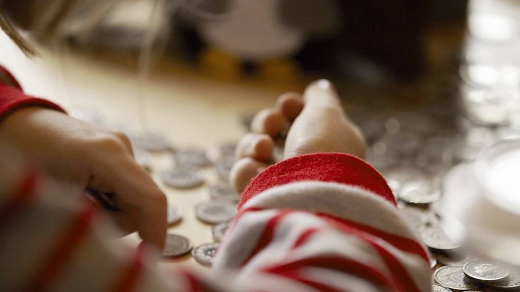 Viele Schweizer Kinder sparen ihr Taschengeld freiwillig, wie eine Studie der Credit Suisse zeigt.