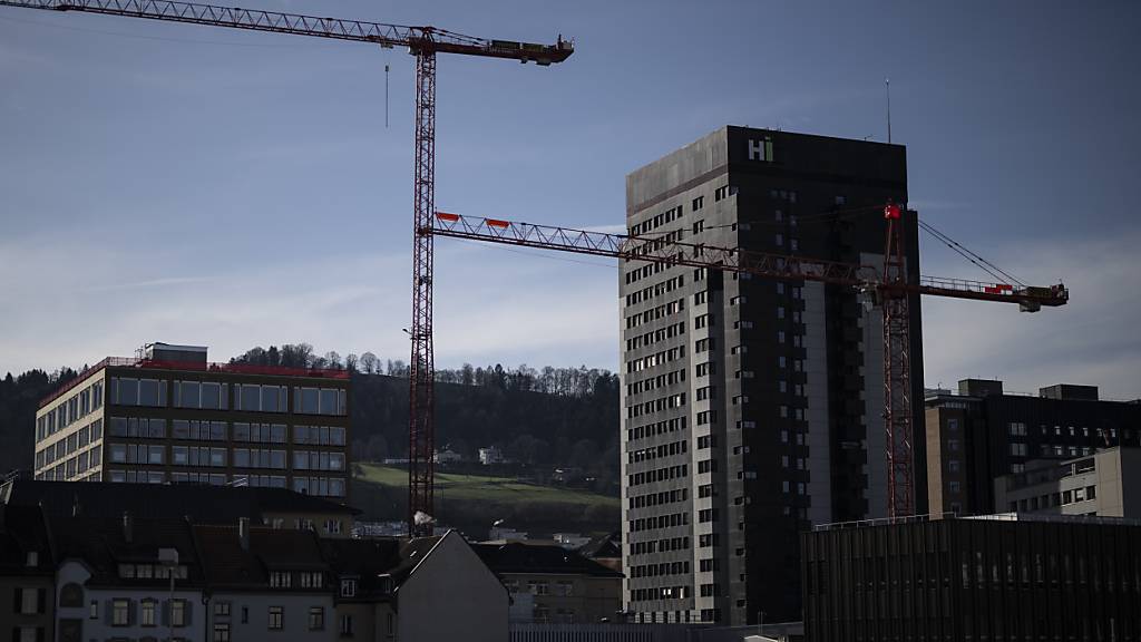 Geht es nach dem Willen der Regierung, wird der künftige St. Galler Spitalverbund in einem nächsten Schritt von einer öffentlich-rechtlichen Anstalt in eine Aktiengesellschaft überführt. Im Bild zu sehen ist das Kantonsspital St. Gallen. (Archivbild)