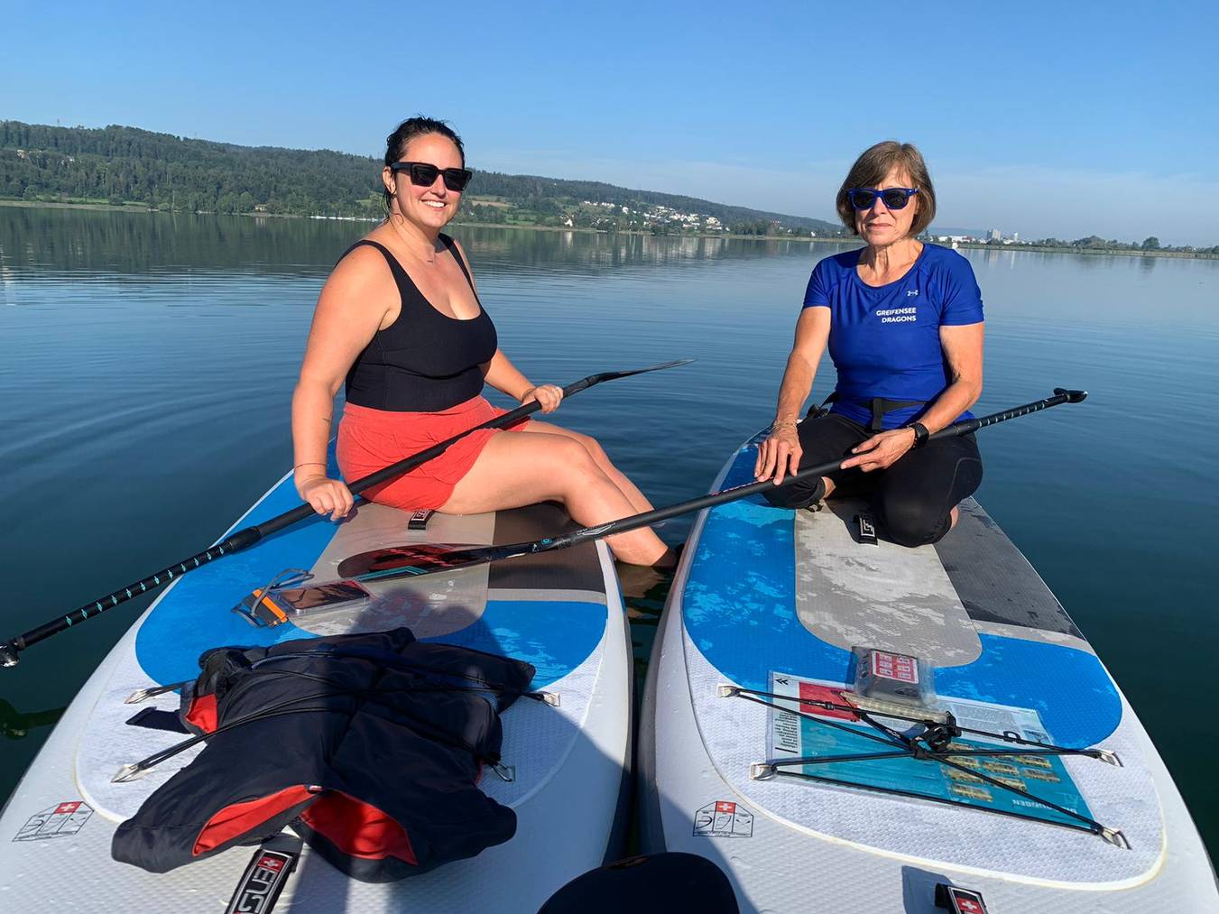 Nina Roost mit Stand-Up-Paddle-Instruktorin Brigitte