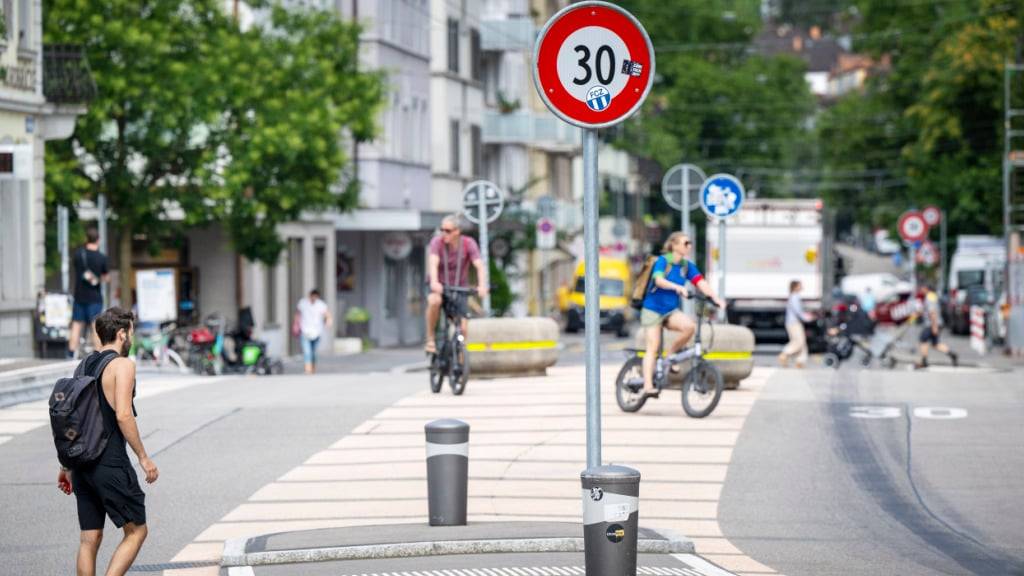 Die «Mobilitätsinitiative» will Tempo 30 auf Hauptstrassen weitgehend verbieten. Die Stadt Zürich wehrt sich nun mit einem Referendum dagegen (Symbolbild).