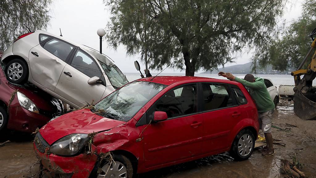Beschädigte Autos stapeln sich nach dem Rekordregen im Schlamm im griechischen Milina. Foto: Thodoris Nikolaou/AP/dpa