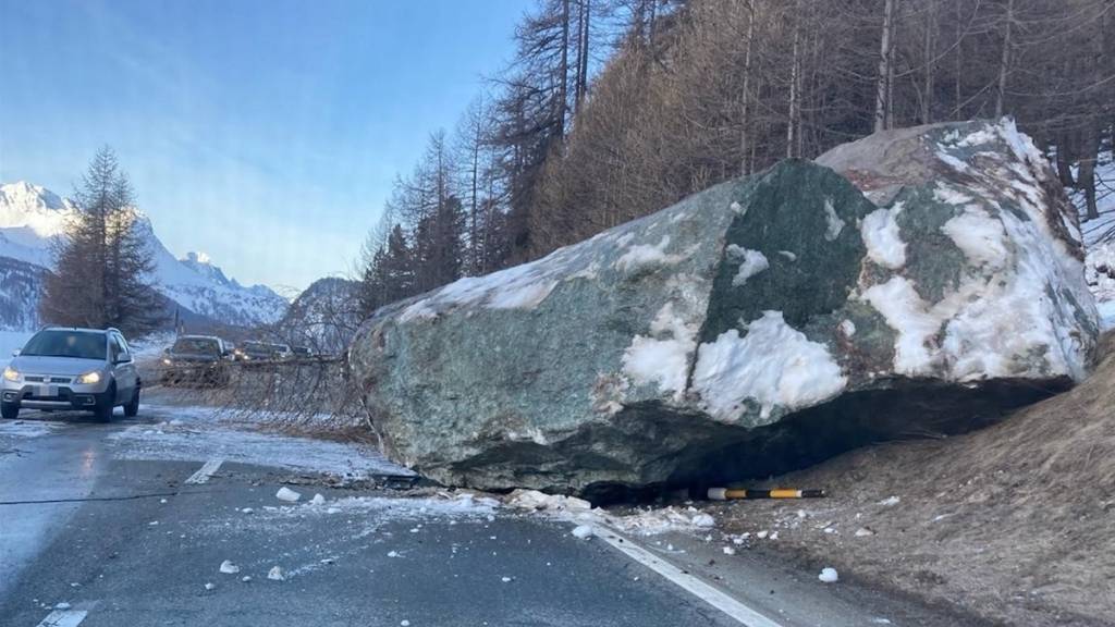 Die Aufnahme entstand gemäss der Kantonspolizei Graubünden kurz nach dem Felssturz, als Autos noch am Felsblock vorbeifuhren. Mittlerweile wurde die Strasse komplett gesperrt.