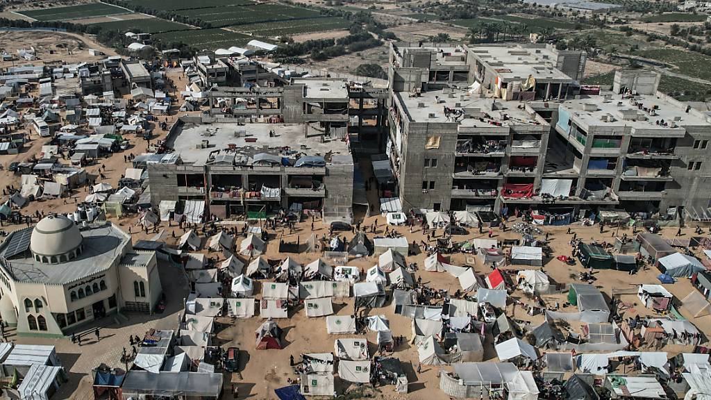ARCHIV - Ein Luftbild zeigt vertriebene Palästinenser in Rafah. Nach den Worten eines ranghohen Ministers wird Israels Armee die geplante Militäroffensive durchführen, selbst wenn dies zu einem Zerwürfnis mit den USA führt. Foto: Mohammed Talatene/dpa