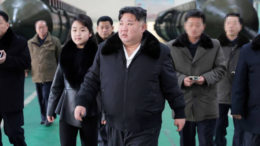 HANDOUT - Das Bild soll nach Angaben von KCNA Kim Jong Un, Machthaber in Nordkorea, beim Besuch einer Waffenfabrik zeigen. Foto: Uncredited/KCNA/KNS/dpa - ACHTUNG: Nur zur redaktionellen Verwendung und nur mit vollständiger Nennung des vorstehenden Credits