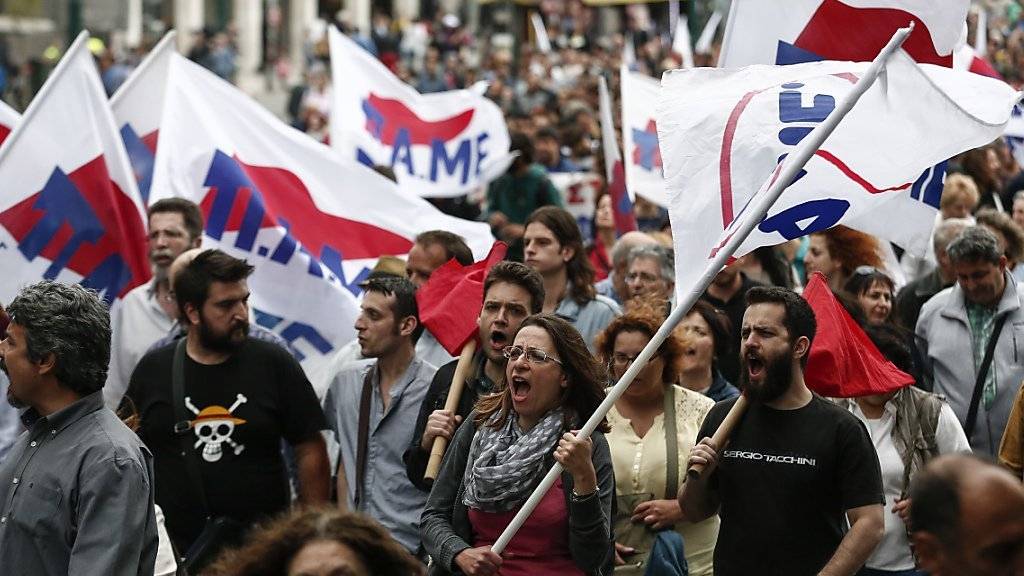 Vor dem Parlament in Athen demonstrierten 10'000 Menschen gegen die Sparmassnahmen.
