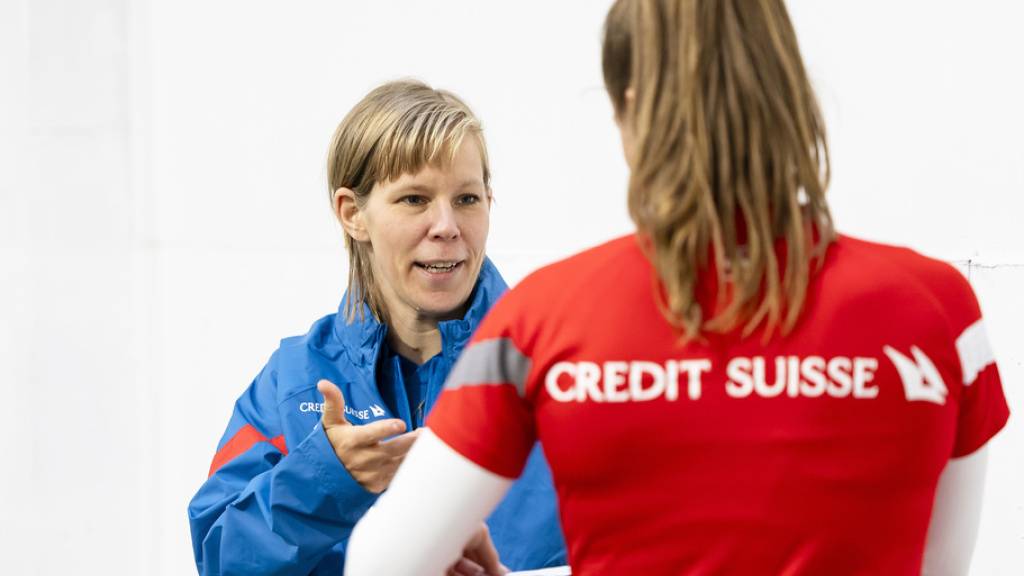 Sportpsychologin Kathrin Staufenbiel, links, spricht mit Captain Lia Wälti vor einem Training in Dunedin, Neuseeland.