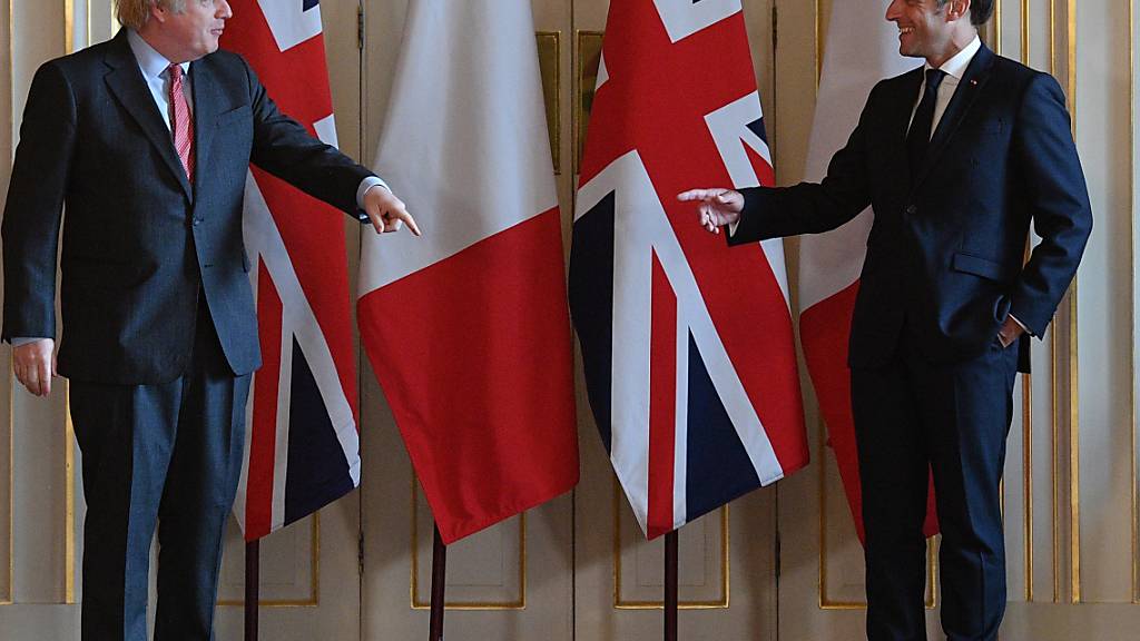 ARCHIV - Der britische Premier Boris Johnson (l) und Frankreichs Präsident Emmanuel Macron stehen in der 10 Downing Street. Wenige Tage vor seiner selbst gesetzten Frist für eine Einigung auf einen Brexit-Handelspakt hat der britische Premier Johnson mit Frankreichs Präsident telefoniert. Foto: Justin Tallis/PA Wire/dpa