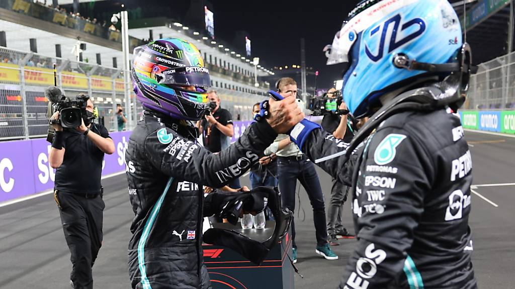Mercedes-Frontreihe in Saudi-Arabien: Valtteri Bottas gratuliert seinem Teamkollegen Lewis Hamilton zur Pole-Position