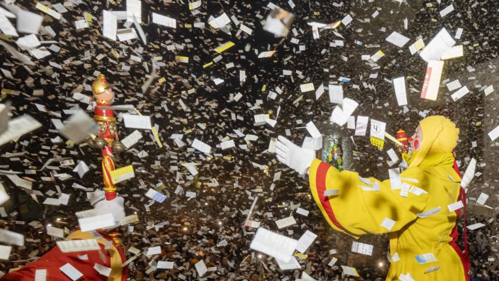 Auf den Urknall folgt der Fötzeliregen: Rund 26'000 Menschen waren an der Fasnachtseröffnung am Schmutzigen Donnerstag in Luzern dabei.