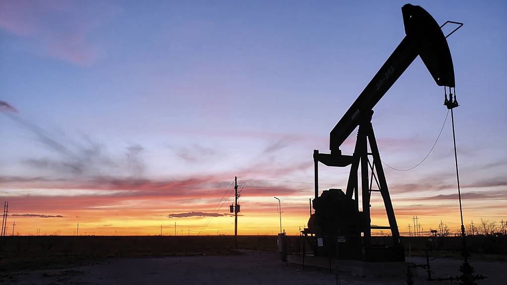 Die weltweiten Ölpreise klettern in Richung ihrer Mehrjahreshöchstwerte. Der Grund: Die Versorgungslage ist angespannt. Dabei machen sich auch die derzeit hohen Gaspreise am Ölmarkt bemerkbar.(Archivbild)
