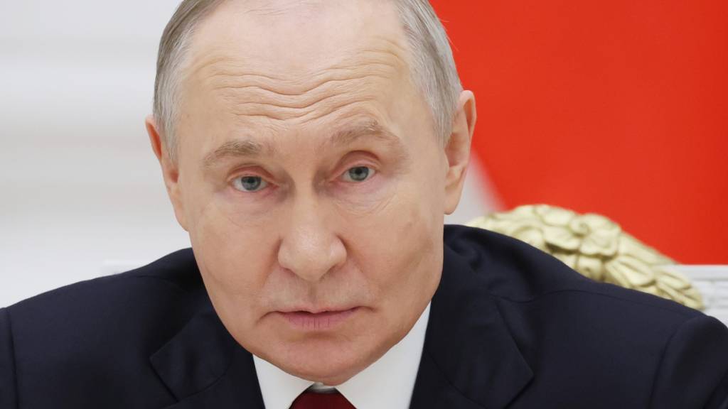 ARCHIV - Der russische Präsident Wladimir Putin leitet im Senatspalast des Kremls in Moskau eine Sitzung mit Teilnehmern der sogenannten militärischen Sonderoperation. Foto: Vyacheslav Prokofyev/Pool Sputnik Kremlin/AP/dpa/Archivbild