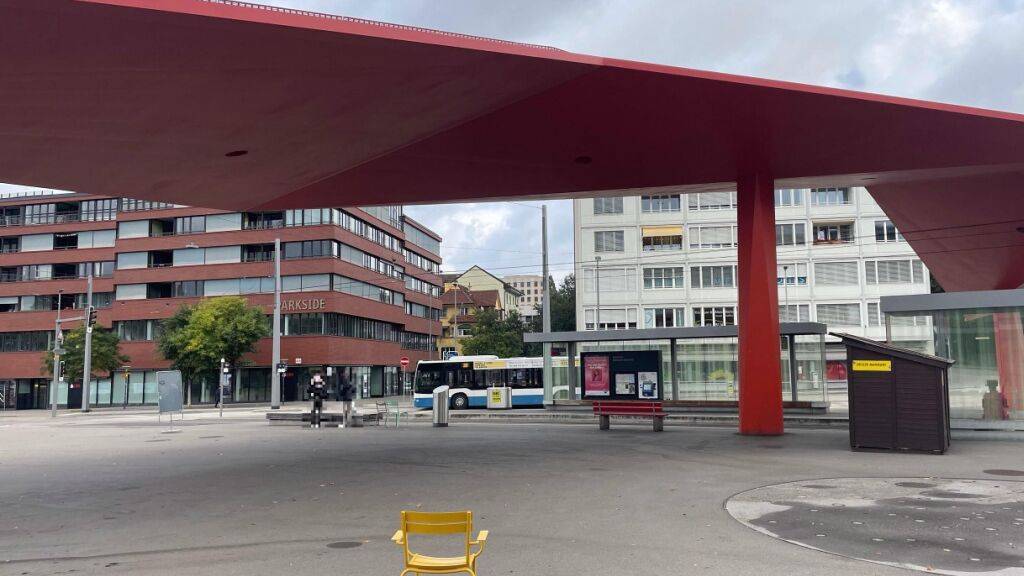 Die Polizei untersucht, was am Bahnhofplatz genau geschah.