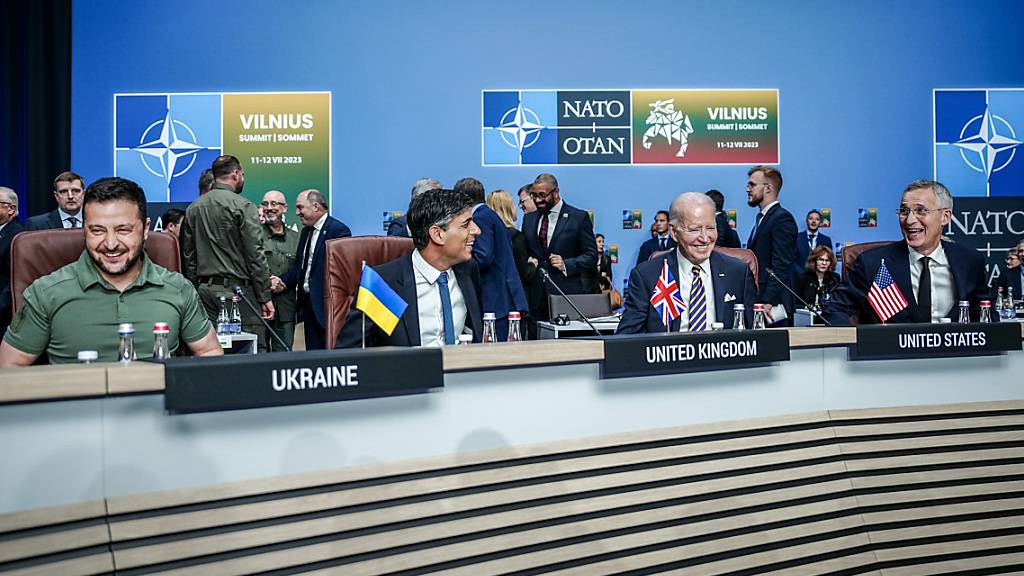 Wolodymyr Selenskyj (l-r), Präsident der Ukraine, Rishi Sunak, Premierminister von Großbritannien, US-Präsident Joe Biden, und Jens Stoltenberg, Nato-Generalsekretär, nehmen am Nato-Ukraine-Treffen beim Nato-Gipfels teil. Foto: Kay Nietfeld/dpa