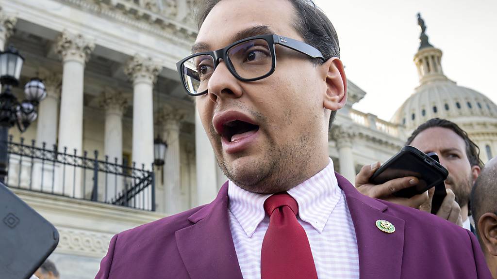 ARCHIV - Der republikanische Abgeordnete George Santos spricht zu Reportern vor dem Kapitol. Foto: J. Scott Applewhite/AP/dpa