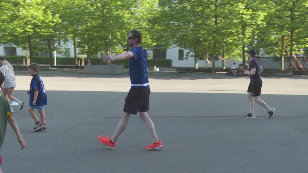 Politiker schwitzen im Off-Ice-Training des EVZ