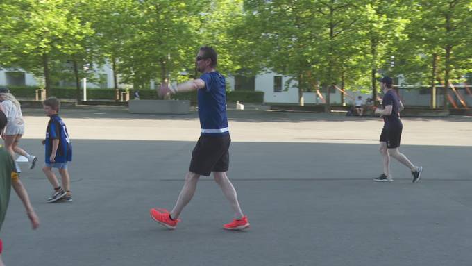 Politiker schwitzen im Off-Ice-Training des EVZ