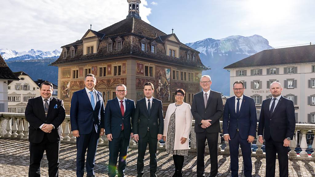 Der heutige Schwyzer Regierungsrat mit Xaver Schuler (SVP), Sandro Patierno (Mitte), Michael Stähli (Mitte), André Rüegsegger (SVP), Petra Steimen-Rickenbacher (FDP), Herbert Huwiler (SVP) und Damian Meier (FDP) zusammen mit Staatsschreiber Mathias E. Brun. (Archivaufnahme)