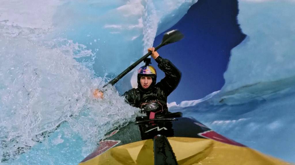 Kayaker stürzt sich Eiswasserfall in Norwegen runter