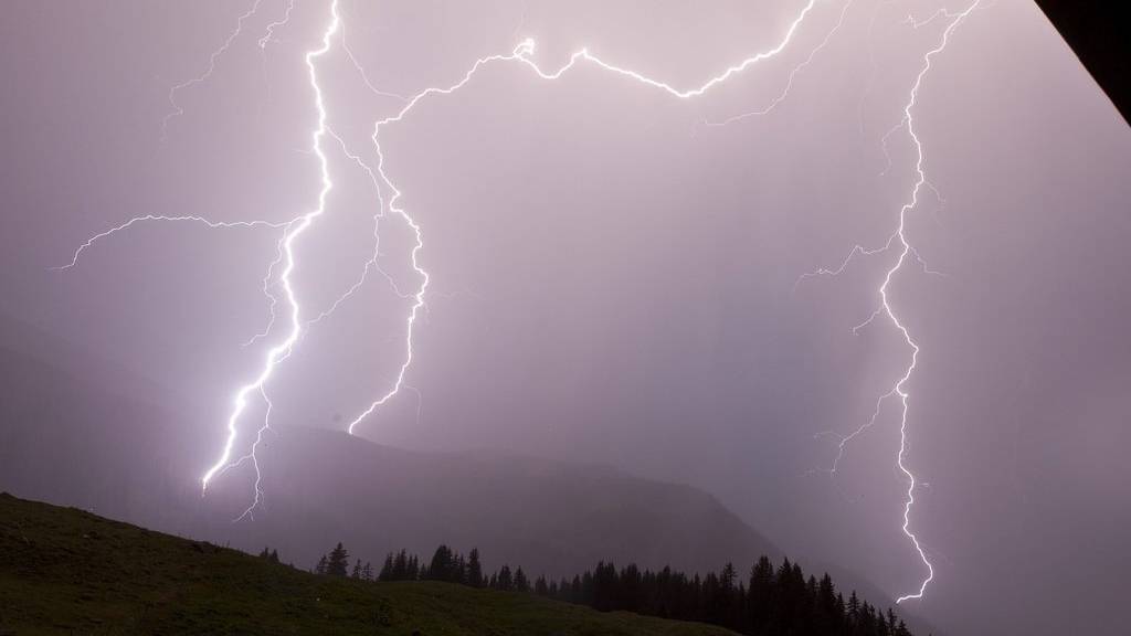 Blitzsalve, Regen und Hagel -  Der Kanton Graubünden war an Pfingstmontag von starken Unwettern betroffen. (Symbolbild)