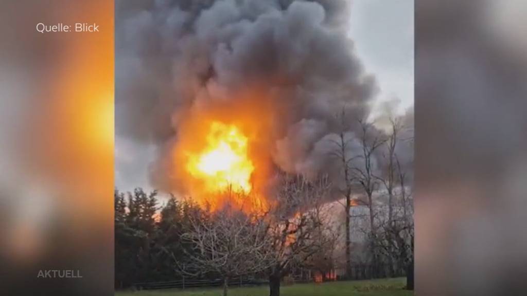 Explosion: In Kaiseraugst steht eine Lagerhalle eines Recyclingunternehmens in Flammen