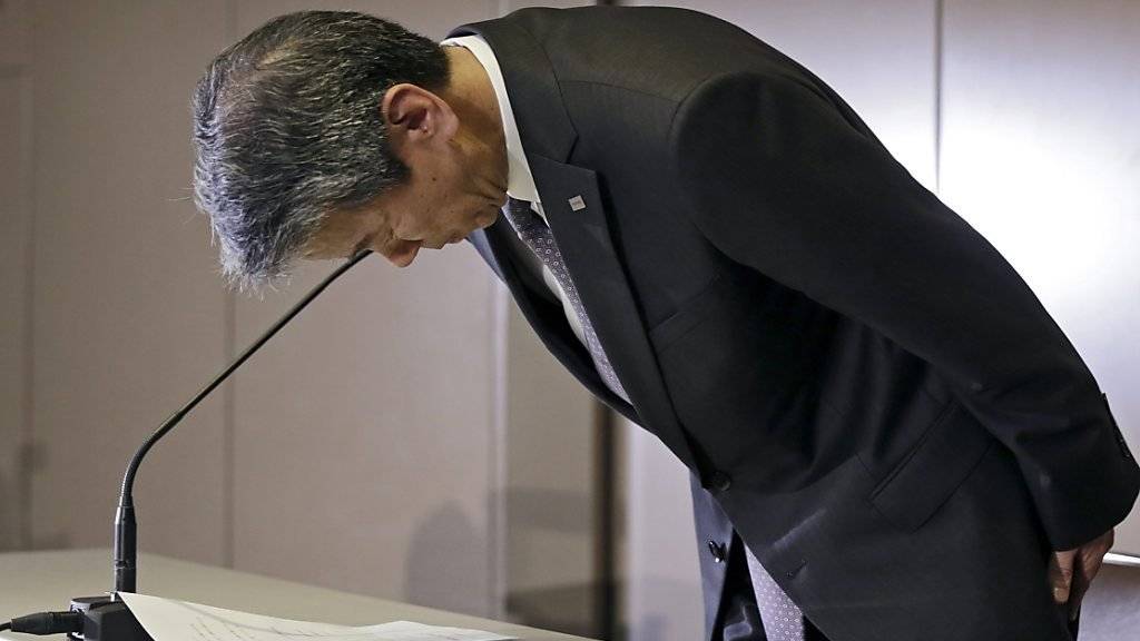 Toshiba-Konzernchef Hisao Tanaka entschuldigte sich am 15. Mai öffentlich, nachdem bekannt geworden war, dass der Konzern über Jahre seine Bilanzen geschönt hatte. Unterdessen ist Tanaka zurückgetreten. (Archiv).