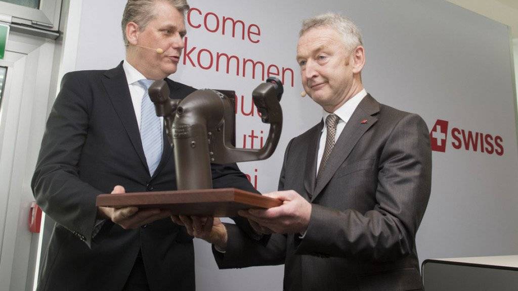 Der neue Swiss-Chef Thomas Klühr (r.) erhält von seinem Vorgänger Harry Hohmeister den symbolischen Steuerknüppel.