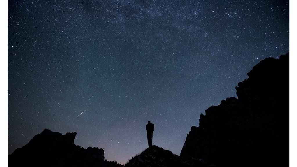 Nächste Woche ist es wieder soweit: Zusätzlich zu den Sternen erhellt der Perseidenschauer den Nachthimmel, hier 2015 über der Drusenfluh links und der Sulzfluh in St. Antönien GR (Archivbild).