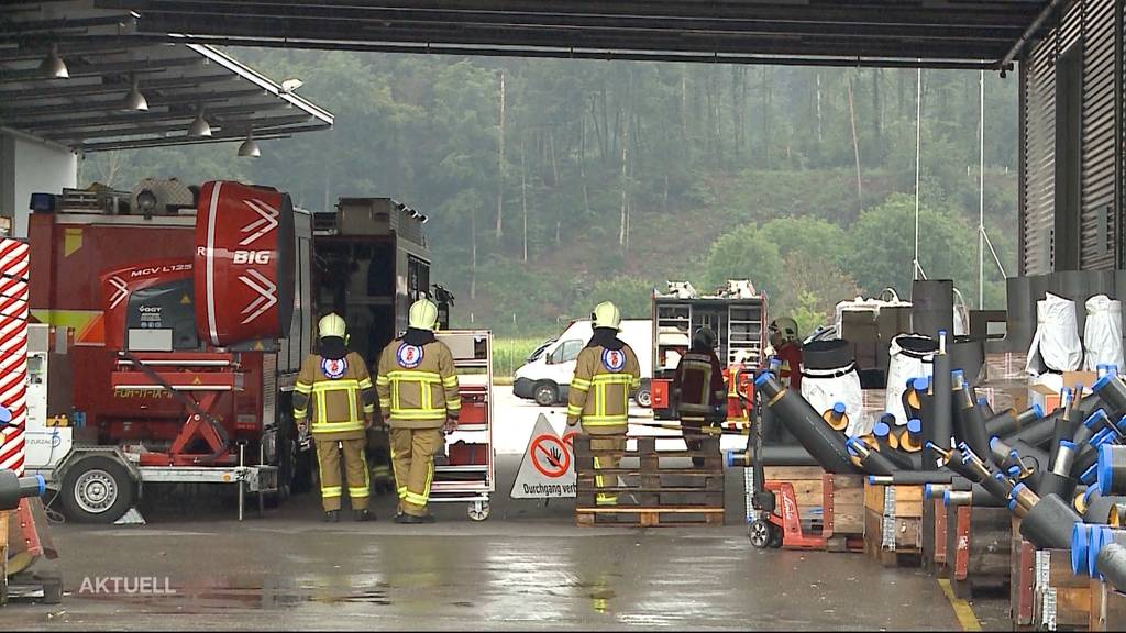 Chemie-Alarm in Kleindöttingen: Stapelfahrer lässt 1000-Liter-Tank fallen