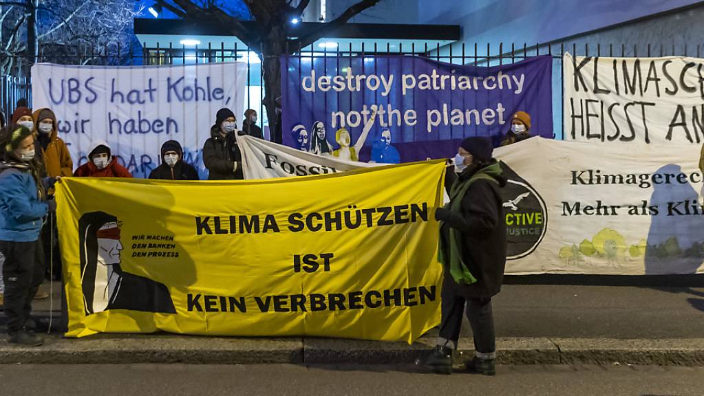 Demonstration vor dem Basler Strafgericht, vor dem sich fünf Klimaaktivistinnen und -aktivisten wegen einer unbewilligten Kundgebung verantworten müssen.