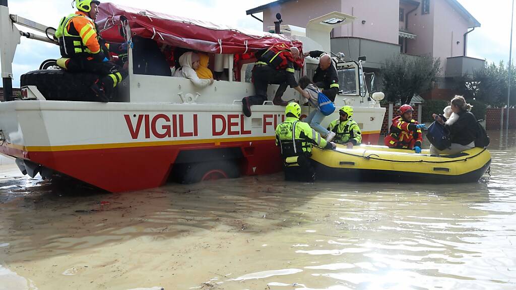 Helfer in einem Schlauchboot bringen Opfer der Überschwemmung im italienischen Campi Bisenzio in Sicherheit. Foto: Adriano Conte/LaPresse via ZUMA Press/dpa