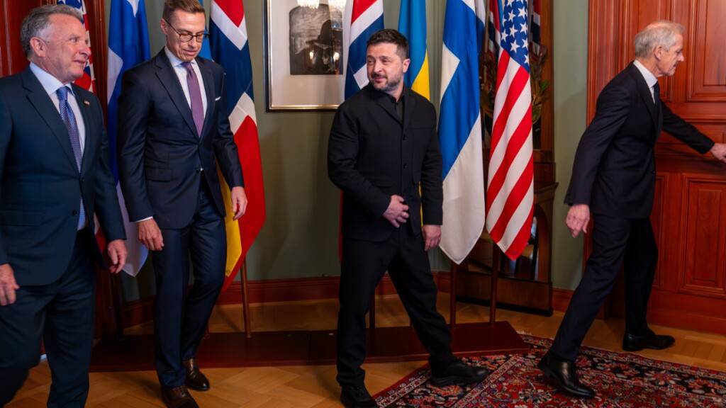 Der ukrainische Präsident Wolodymyr Selenskyj (M) steht neben dem norwegischen Ministerpräsidenten Jonas Gahr Støre (r), dem finnischen Präsidenten Alexander Stubb (2. von links) und dem US-Gesandten Steve Witkoff. Foto: Heiko Junge/Pool NTB/AP/dpa