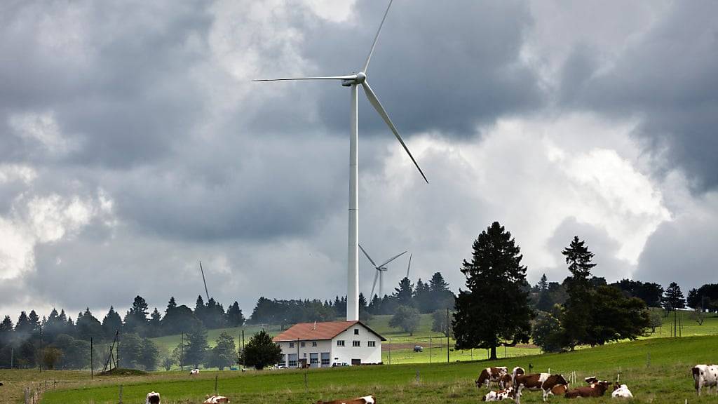 Der Ausbau erneuerbarer Energien kann die Abhängigkeit von Energie-Importen verringern. Im Bild Windräder auf dem Mont Crosin im Berner Jura. (Archivbild)