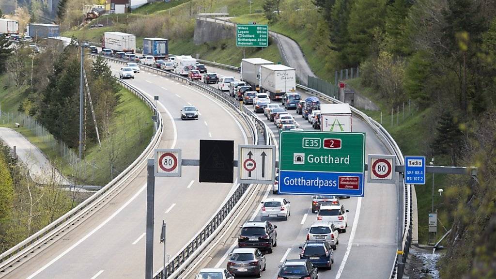 Die Autofahrer in Richtung Süden müssen vor dem Gotthard-Nordportal wegen des Staus mit einer Stunde Wartezeit rechnen. (Archivbild)
