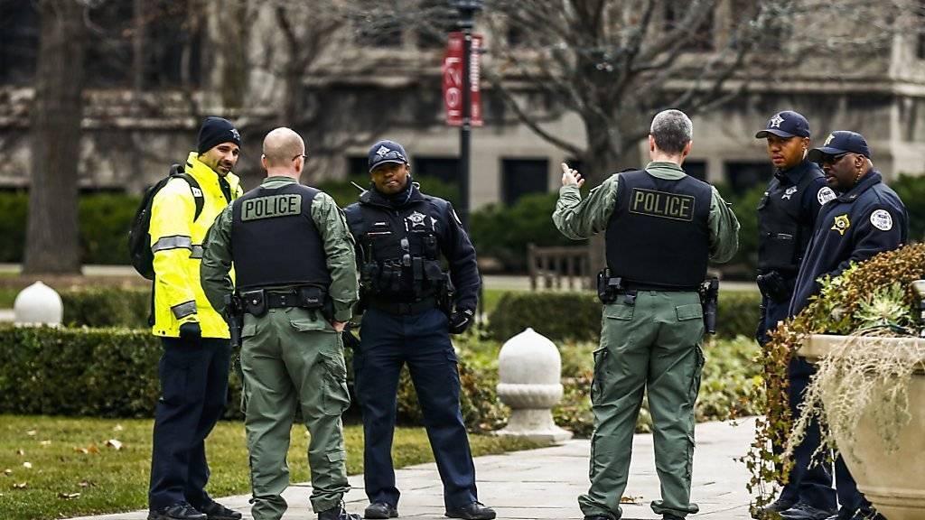 Sicherheitskräfte auf dem Campus der Universität von Chicago: Nachdem ein 21-Jähriger drohte, Polizisten auf dem Campus zu erschiessen, wurden alle Veranstaltungen abgesagt.