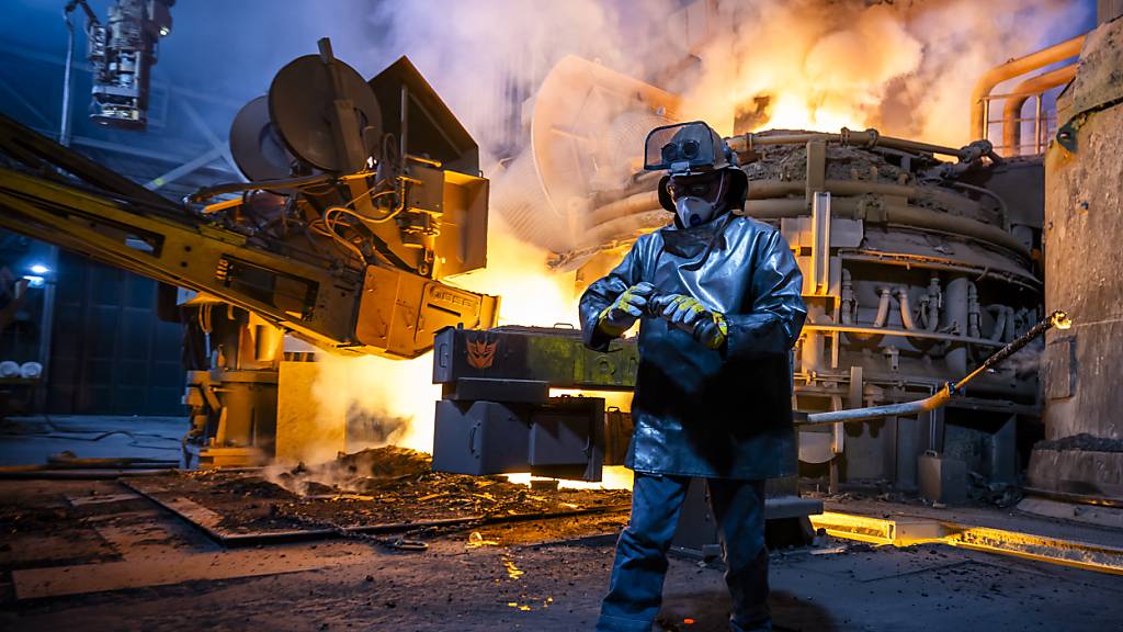 Ein Arbeiter vor dem Schmelzofen im Stahlwerk der Steeltec AG in Emmenbrücke LU, das zum Swiss-Steel-Konzern gehört. (Archivaufnahme)