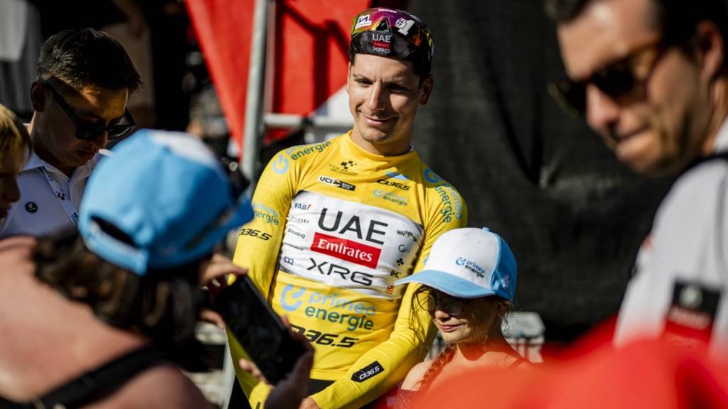 João Almeida strahlt als Gesamtsieger der Tour de Suisse im Gelben Trikot