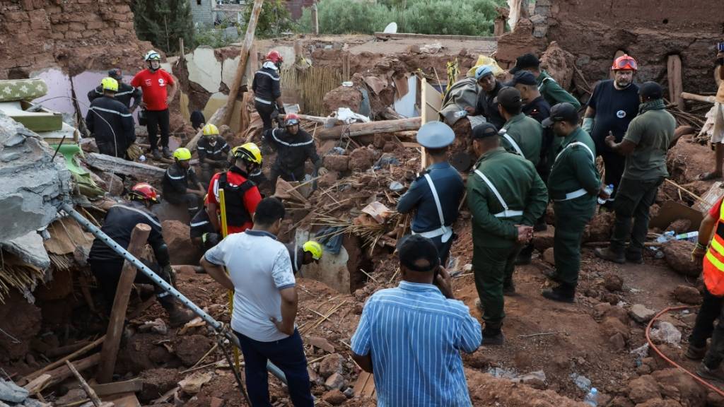 Rettungskräfte suchen in der Stadt Ouirgane nach Überlebenden. Foto: Khaled Nasraoui/dpa