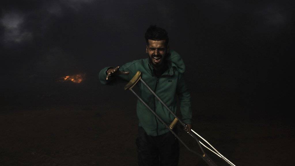 Ein palästinensischer Demonstrant im Gazastreifen nach dem Einsatz von Tränengas durch die israelische Armee.