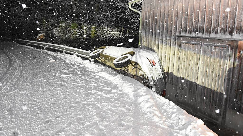 Beim Selbstunfall in Libingen SG kam der Wagen eines 32-jährigen Lenkers auf der Seite liegend an einem Gebäude zum Stillstand.
