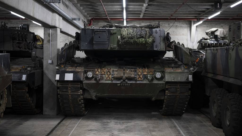 Ein Leopardpanzer der Schweizer Armee in einem Depot.