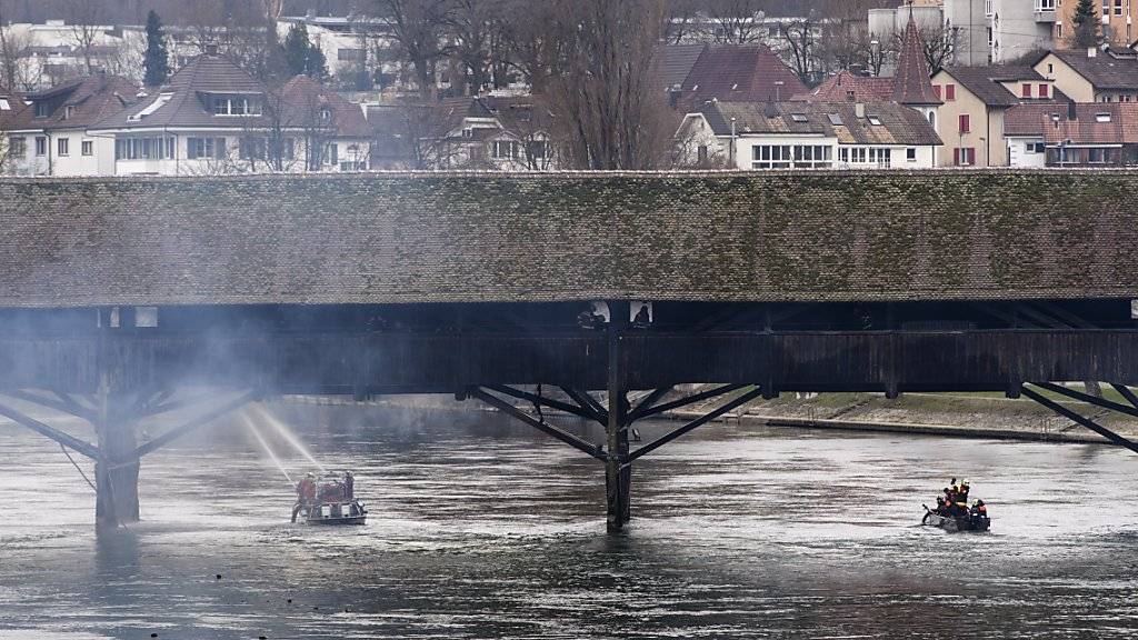 Das Feuer auf der historischen Holzbrücke in Olten hat einen Schaden von mehreren 100'000 Franken angerichtet. Nun soll eine Notbrücke erstellt werden, da die Tragfähigkeit der alten Brücke nicht mehr voll gewährleistet ist.