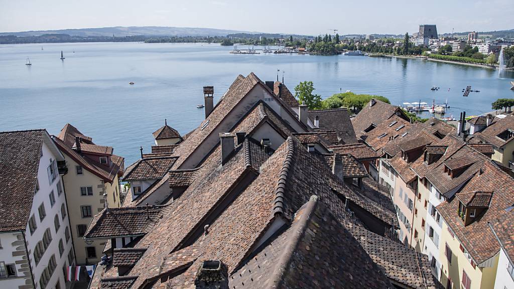 Der Kanton Zug ist laut einer UBS-Studie der wettbewerbsfähigste Kanton der Schweiz. Sicht vom Zytturm über die Dächer der Altstadt von Zug. (Archivbild)