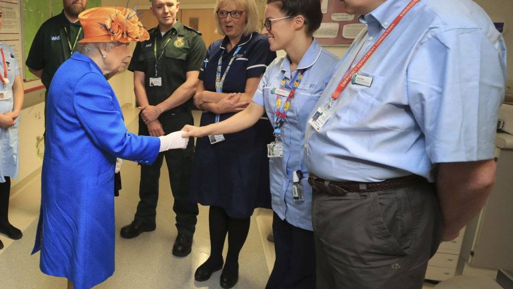 Königin Elizabeth II besucht Manchesters Kinderspital