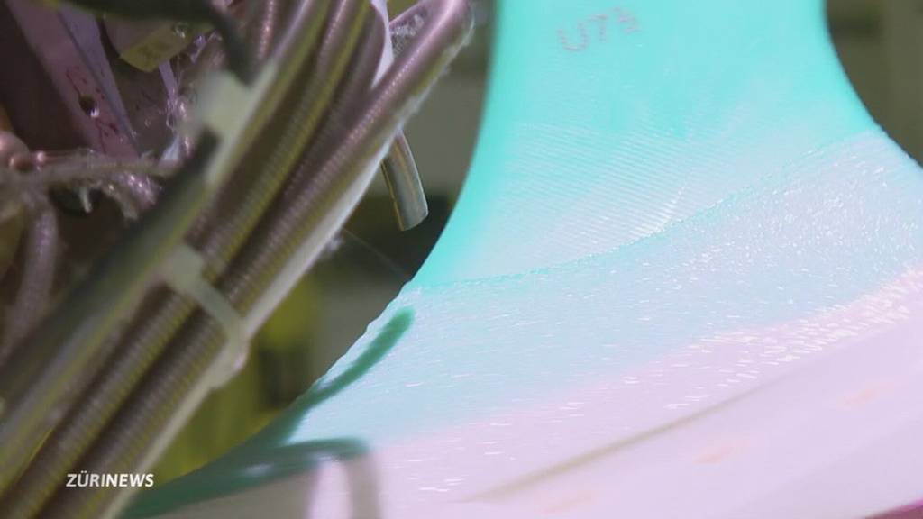 Hightech-Sportschuh: Roboter sprayen ihn in drei Minuten