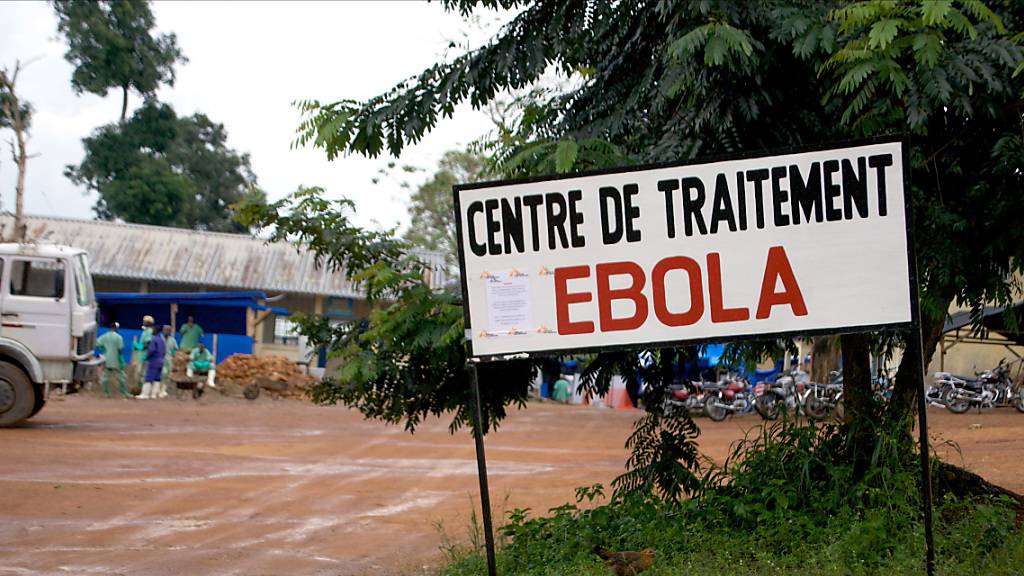 Ein Wegweiser kündigt den Eingang zur Ebola-Behandlungsstation in Gueckedou, Guinea, an. Im westafrikanischen Staat Elfenbeinküste ist der erste Fall der lebensgefährlichen Ebola-Krankheit seit mehr als einem Vierteljahrhundert registriert worden.