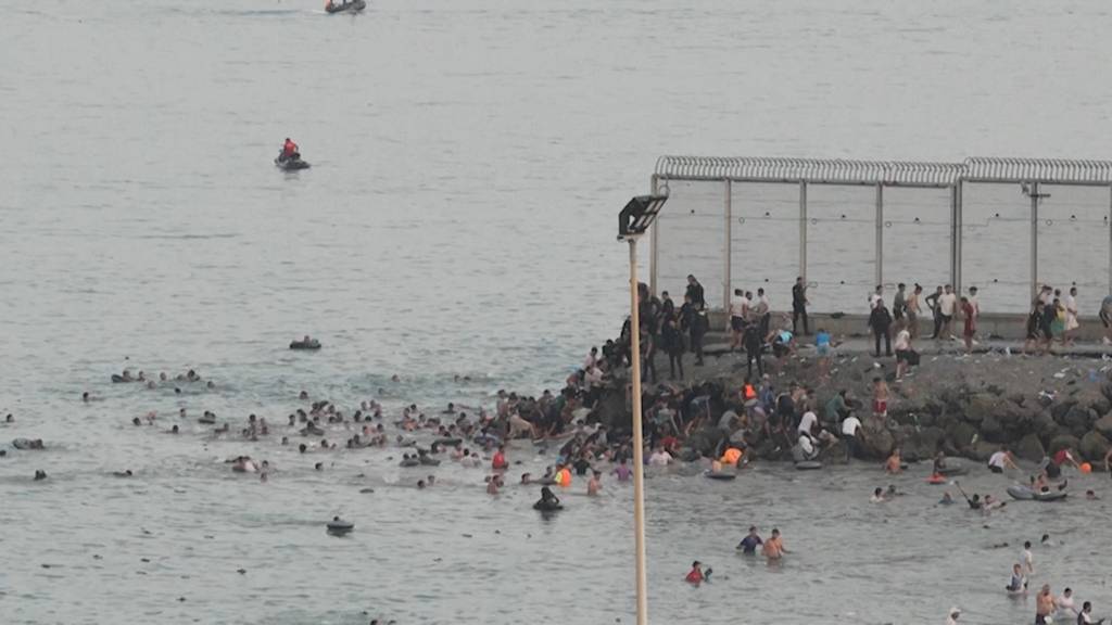 Zehntausende Migranten strömen von Marokko in die spanische Exklave Ceuta