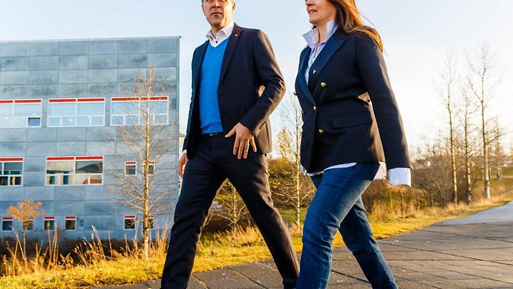 Wohin die vorgezogene Wahl den bisherigen Regierungschef Bjarni Benediktsson (im Bild mit seiner Frau) führen wird ist noch nicht absehbar