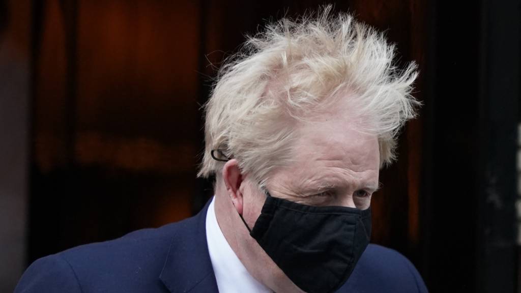 Boris Johnson, Premierminister von Großbritannien, verlässt 10 Downing Street, um an der «Prime Minister's Questions», der Fragestunde im britischen Parlamentsgebäude, teilzunehmen. Foto: Dominic Lipinski/PA Wire/dpa